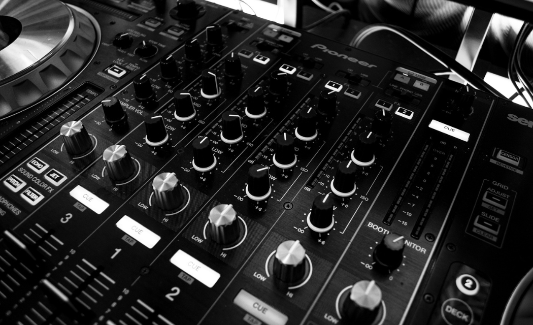 Deejay Mixing Table v3 - About DJ Casanova